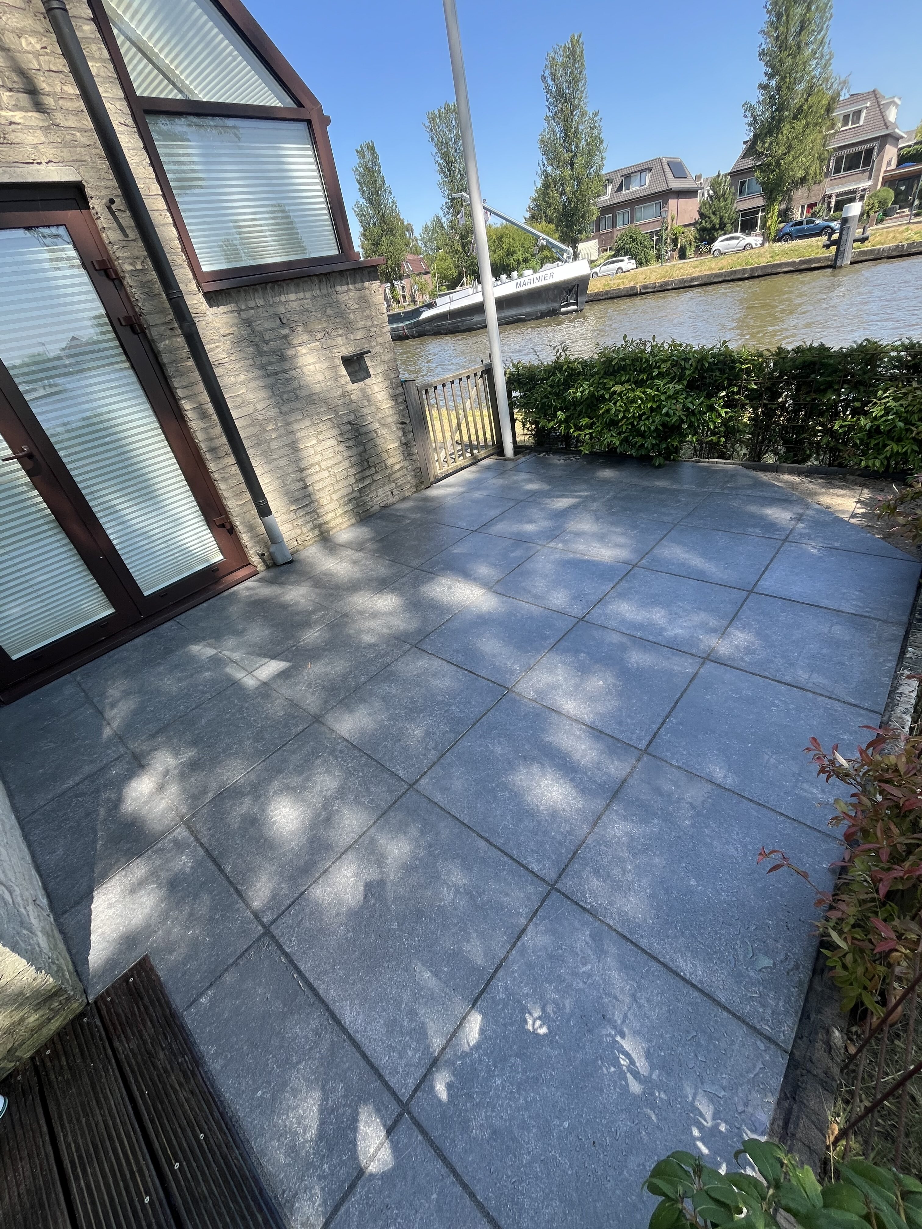 Modern antraciet terras aan het water