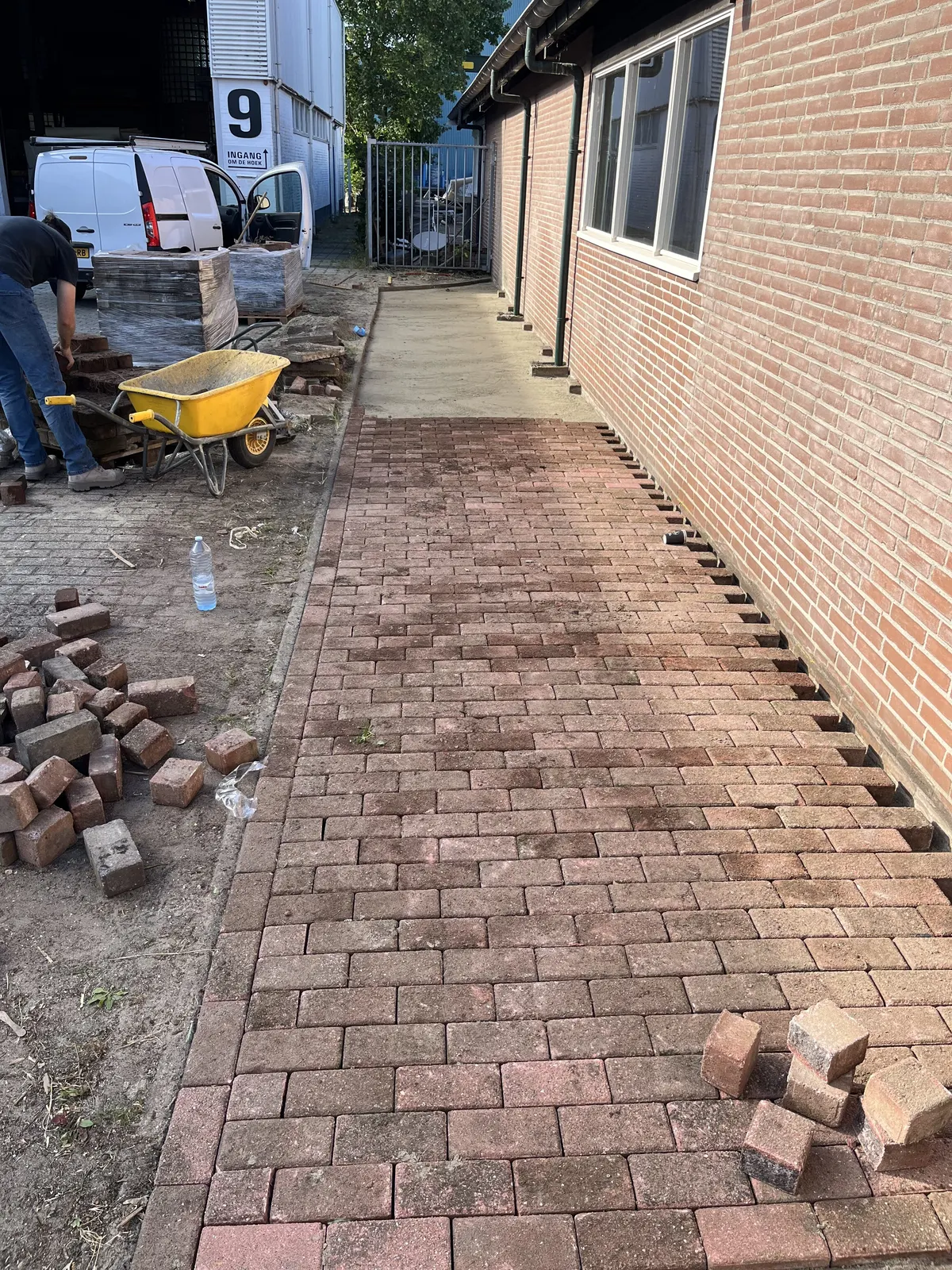 Pad met rode klinkers in uitvoering – hovenierswerk van Herfst Sierbestrating in Reeuwijk-Dorp