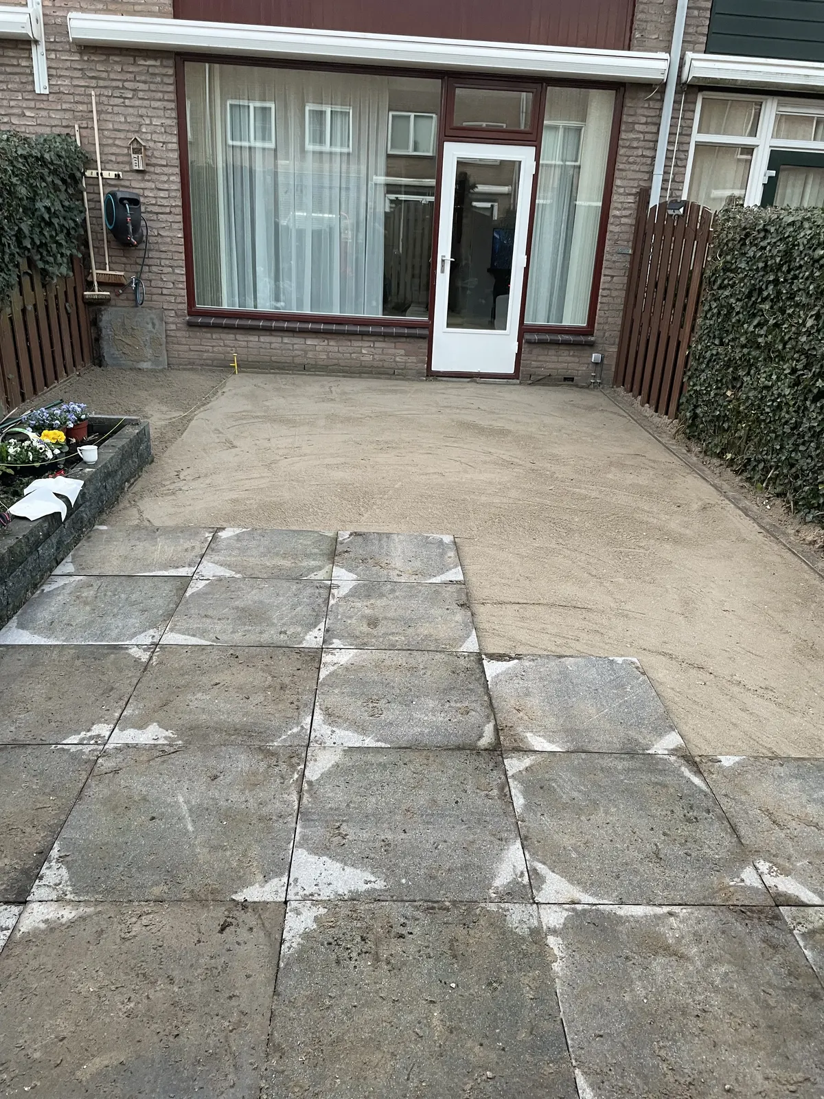Achtertuin terras deels aangelegd – hovenierswerk van Herfst Sierbestrating in Ottoland