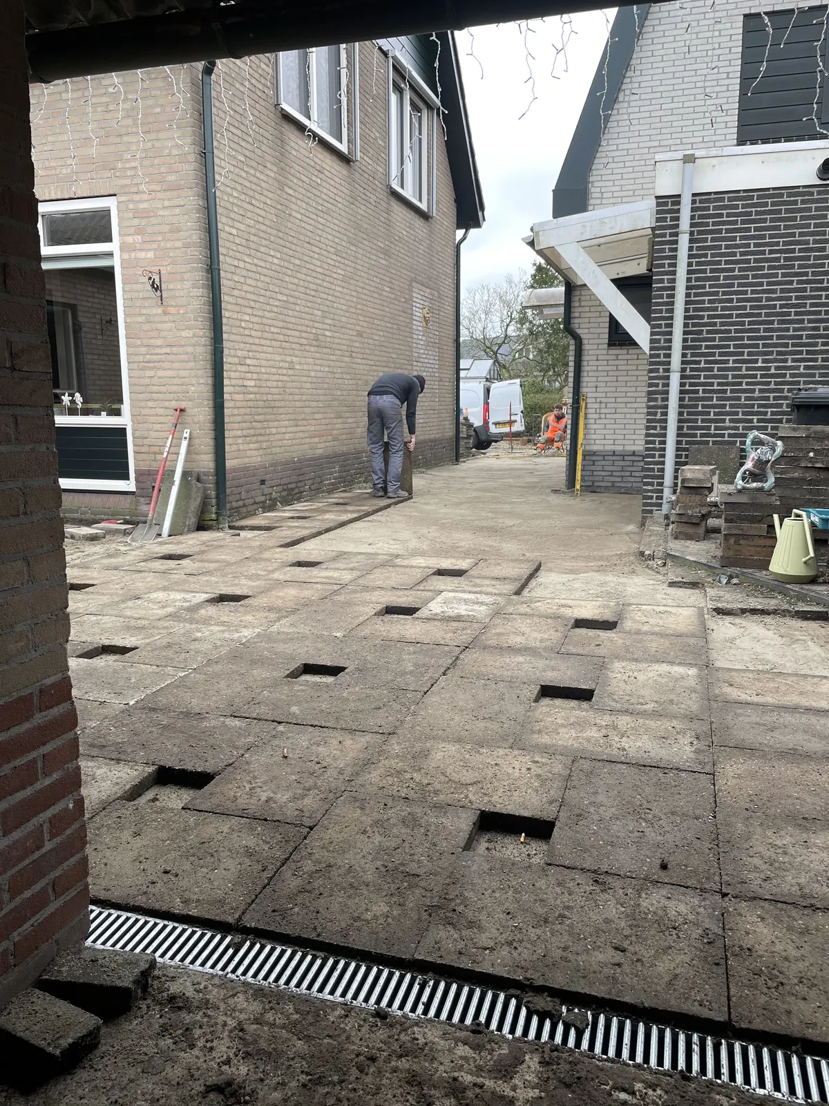 Bestrating in uitvoering met afwatering – hovenierswerk van Herfst Sierbestrating in Ottoland