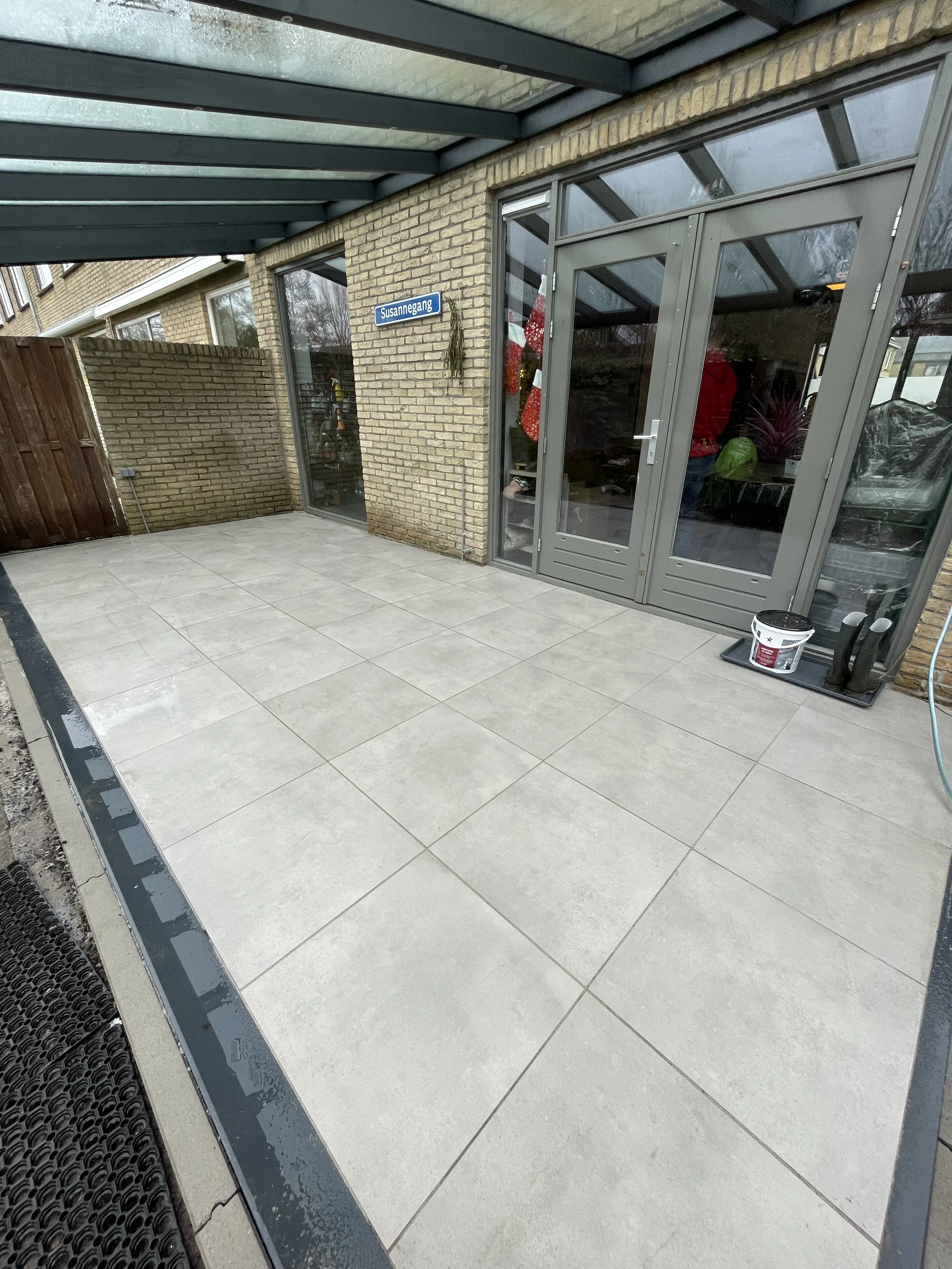 Net aangelegd terras met lijngoot en grote tegels