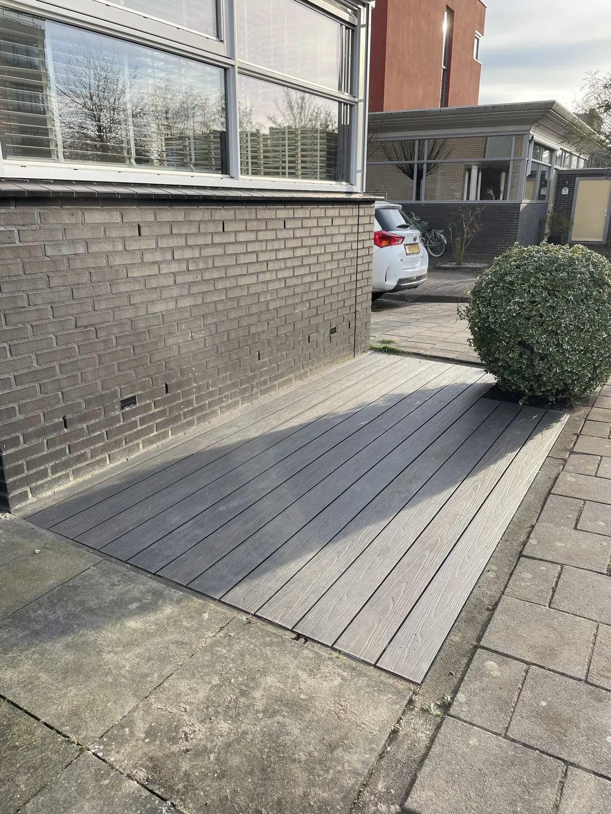 Composiet vlonder bij voordeur – hovenierswerk van Herfst Sierbestrating in Ottoland