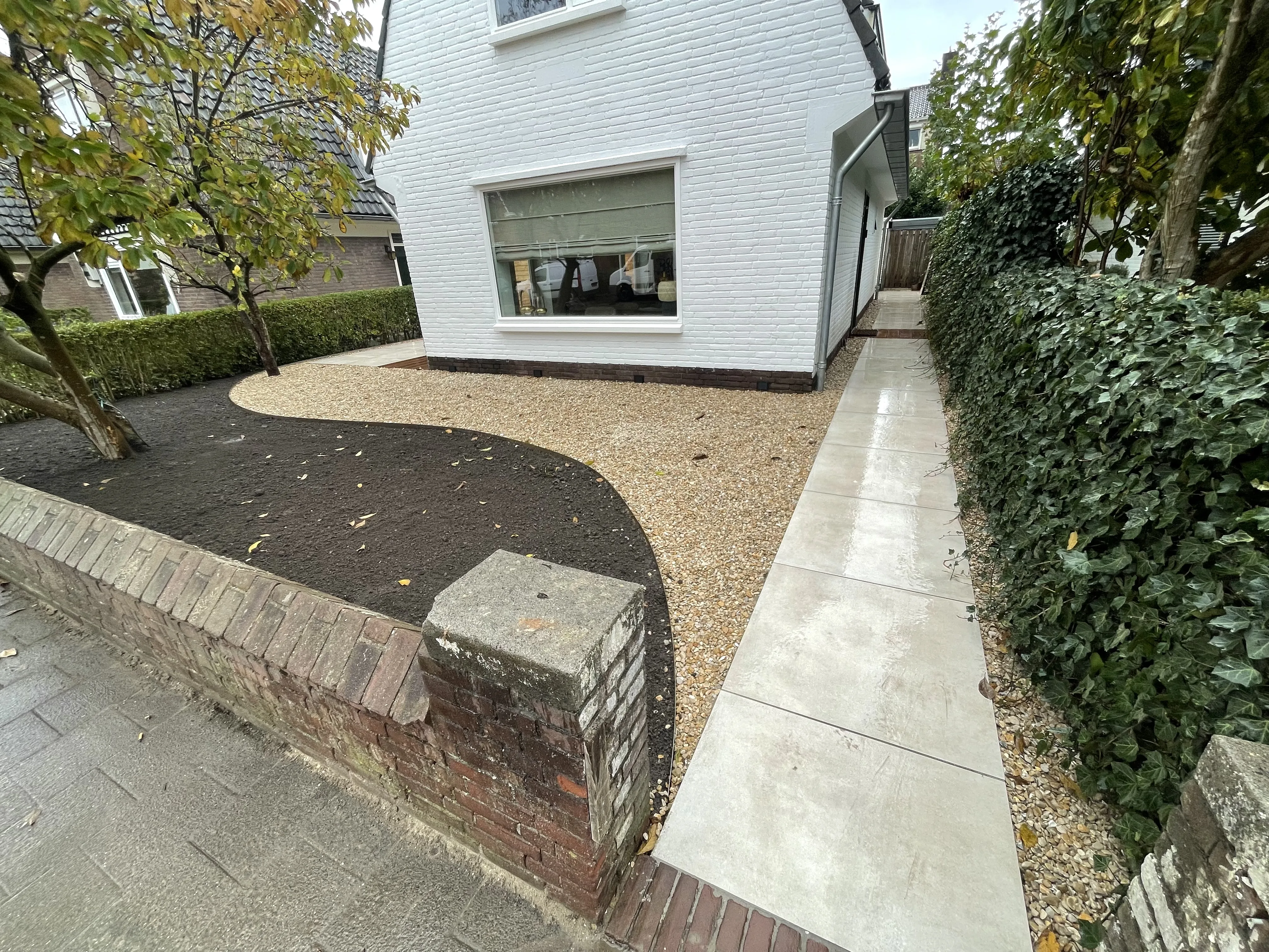 Duurzame tuin met tegels, grind en beplanting