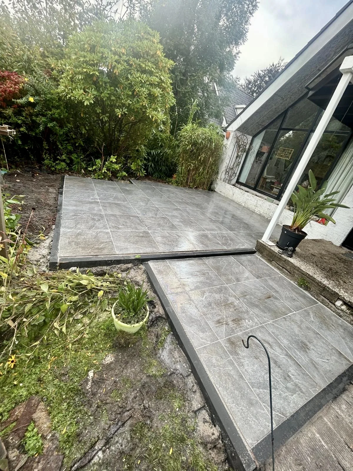Terras van natuursteenachtige grootformaat tegels