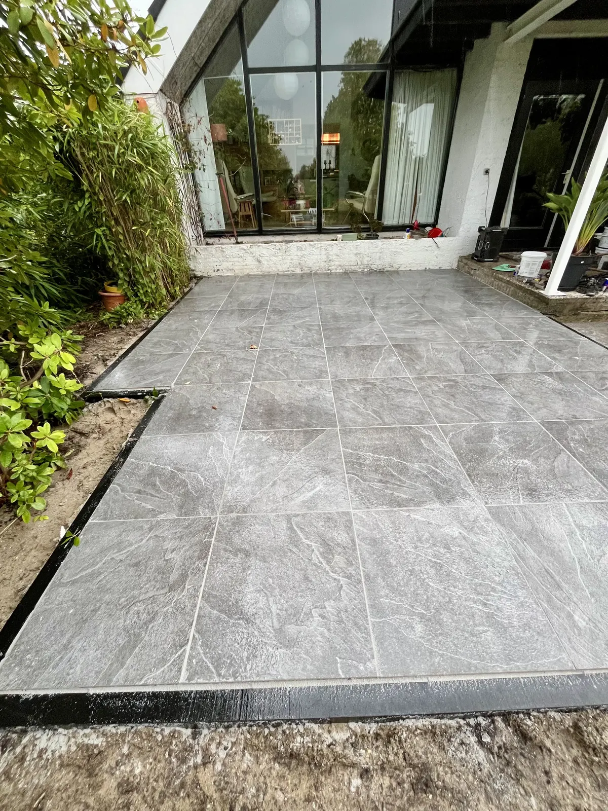 Grootformaat terras bij woning – project van Herfst Sierbestrating bij Harmelen (Woerden)