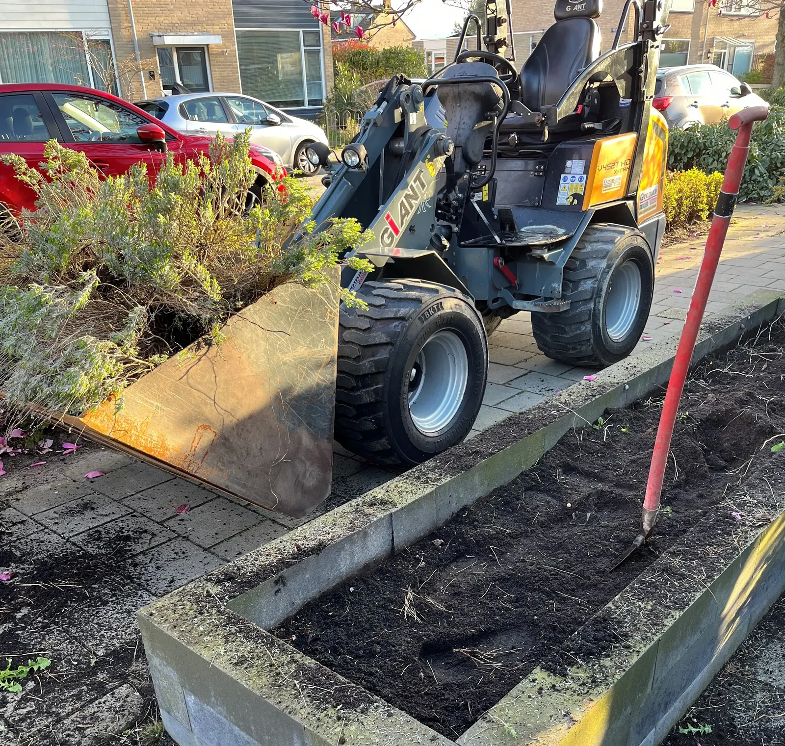Hovenierswerk met mini-shovel bij plantenbak – hovenierswerk van Herfst Sierbestrating in Noordeinde